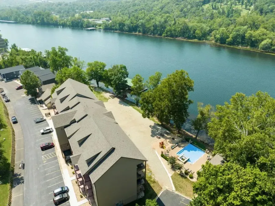 Branson Vacation Rental Condo on Lake Bon Temp Maison